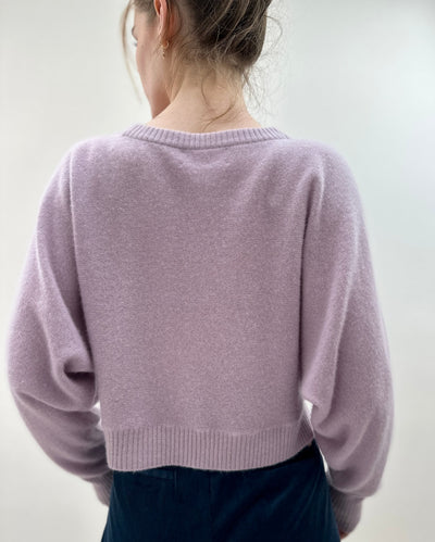 Kurt crop cashmere sweater in purple lilac  back view