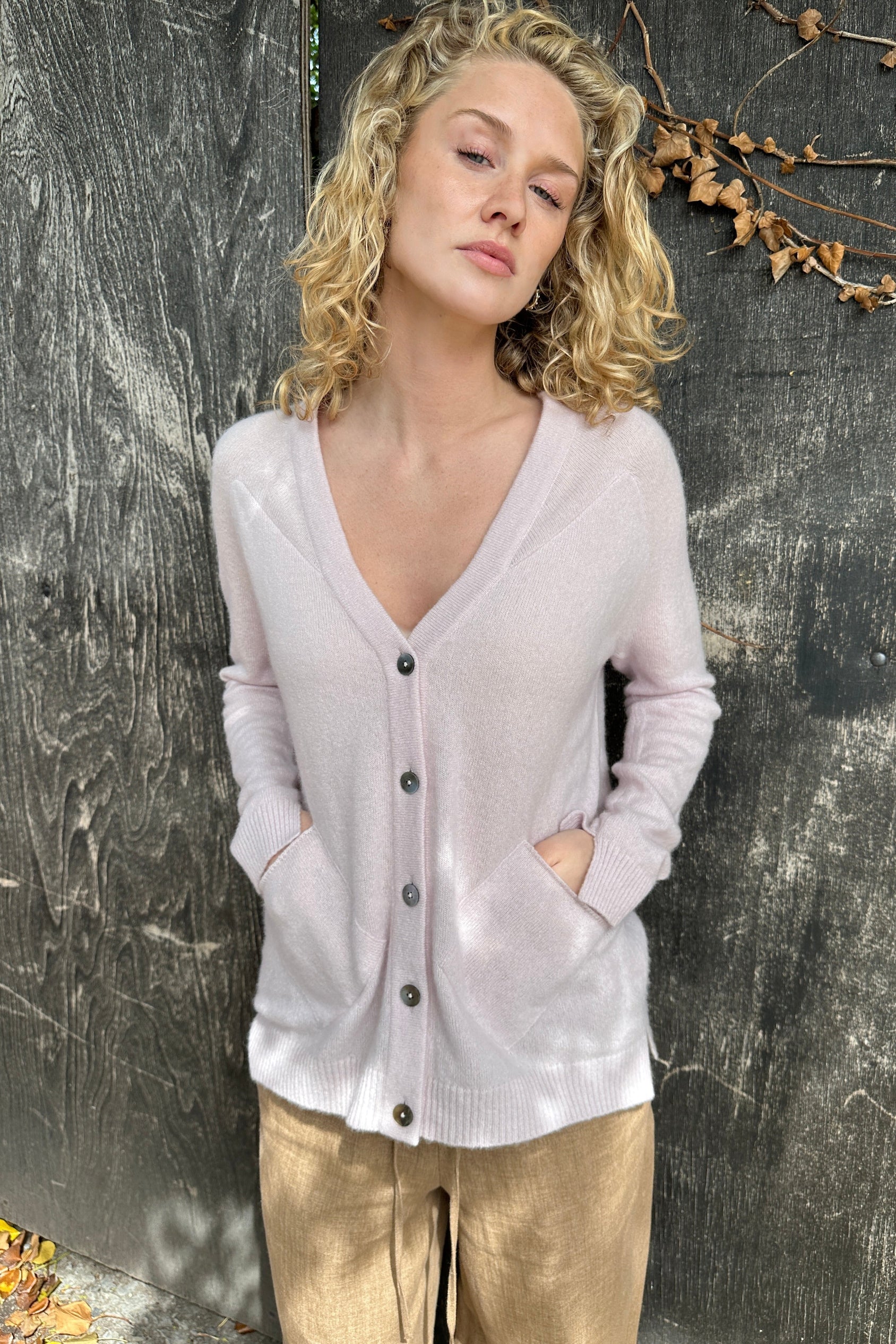 Zola parma long pink cashmere cardigan hands in pockets