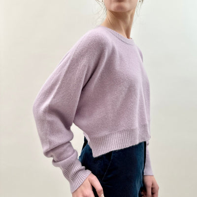 Kurt crop cashmere sweater in purple lilac  side view