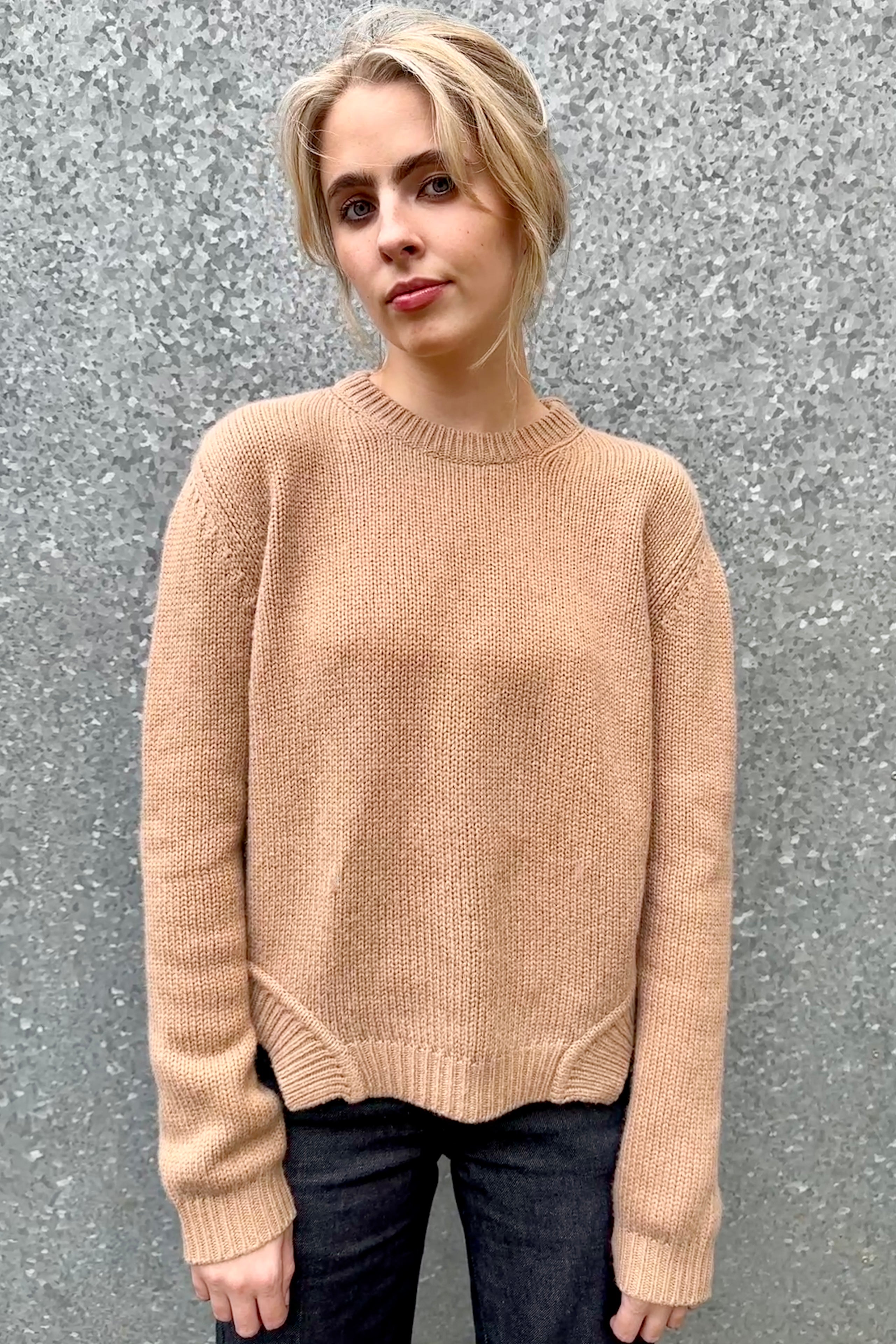 Rizzoon model crew neck camel sweater