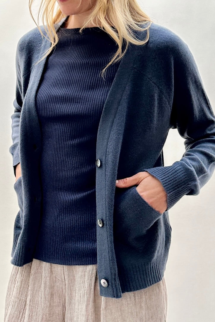 close upBluesy cardi cashmere with pockets blue grey