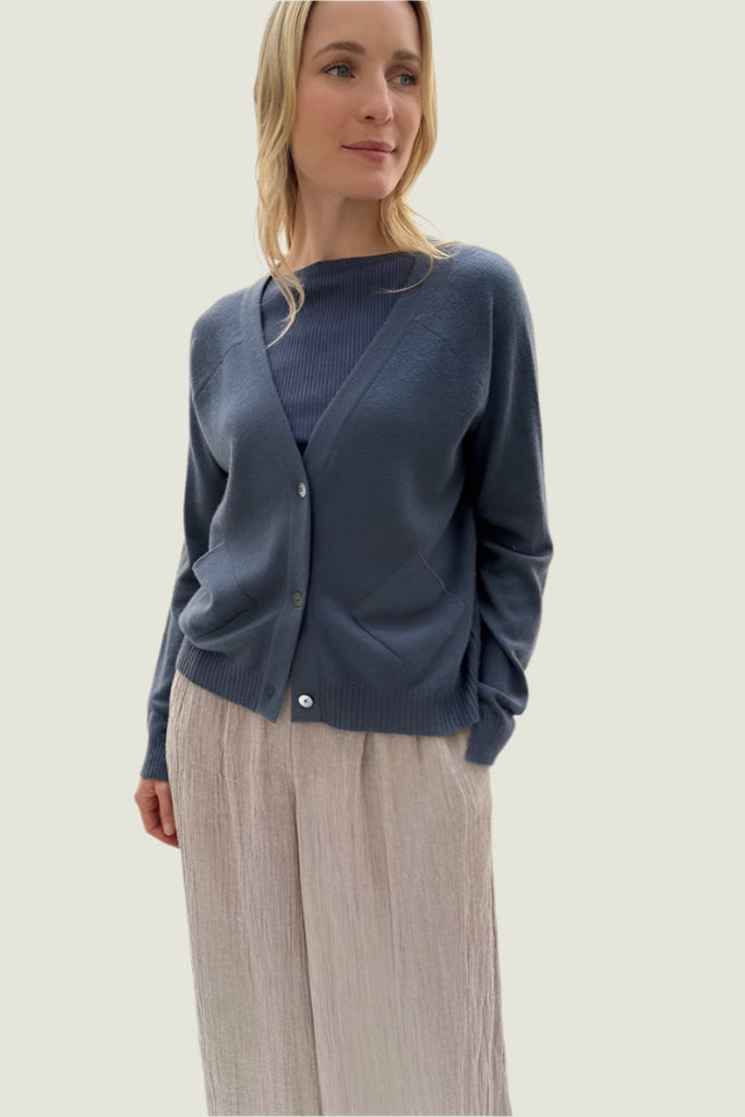 Bluesy cardi cashmere with pockets long view blue grey 