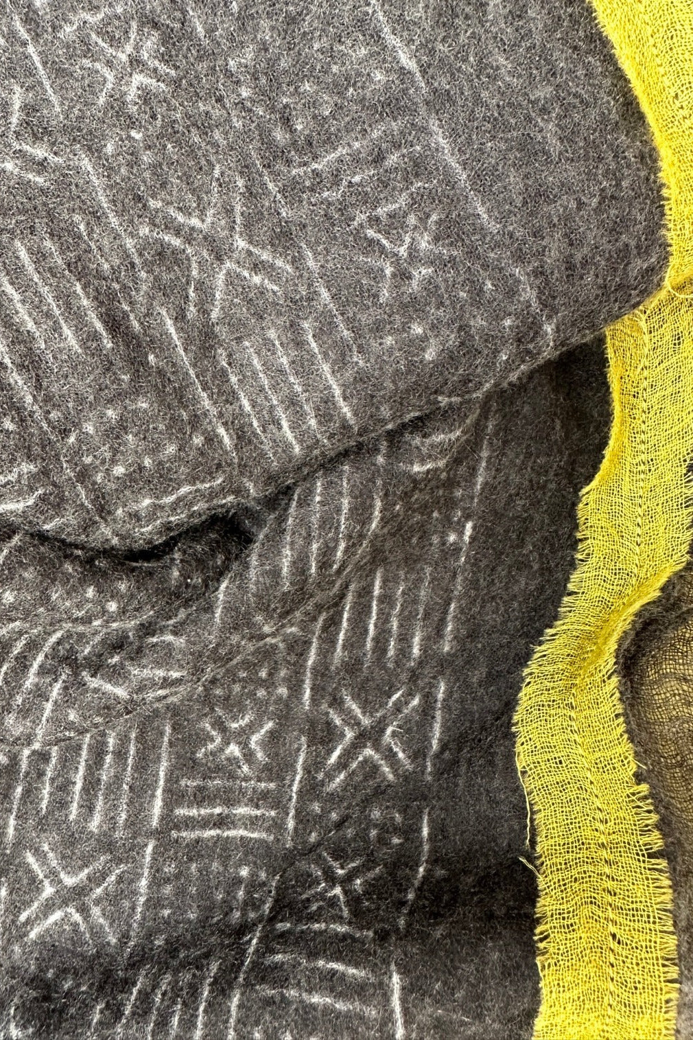 Mud print grey / white with yellow border close up