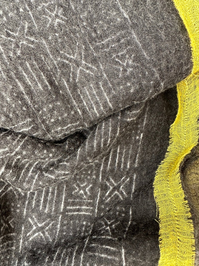 Mud print grey / white with yellow border close up