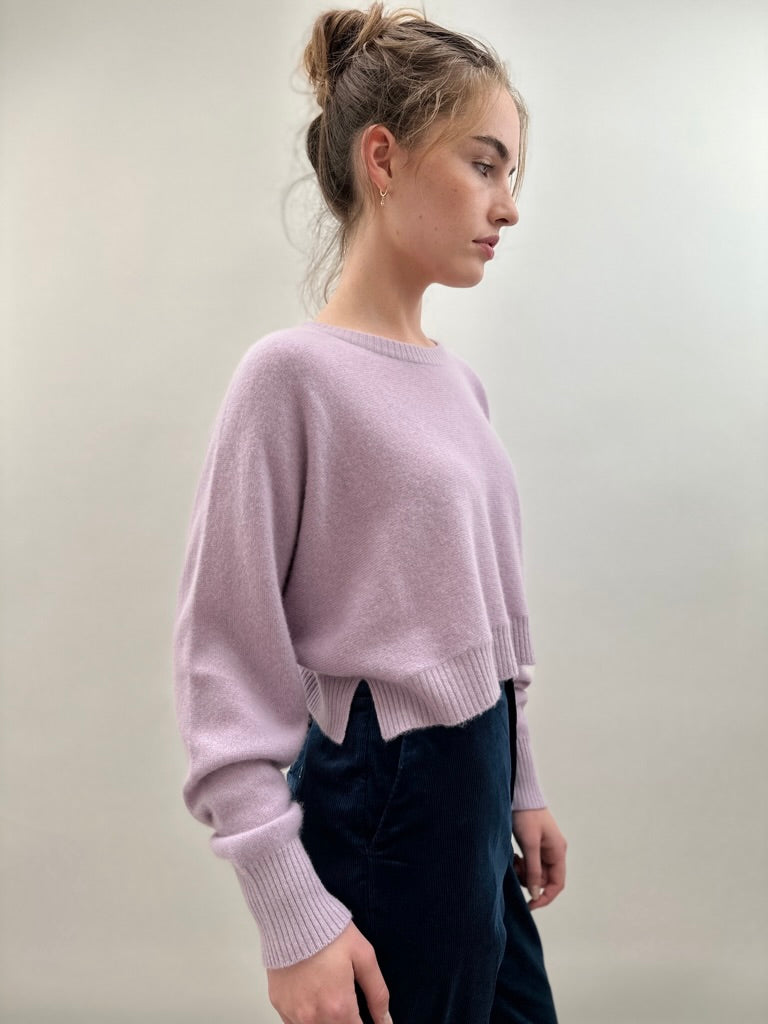 Kurt crop cashmere sweater in purple lilac  side view