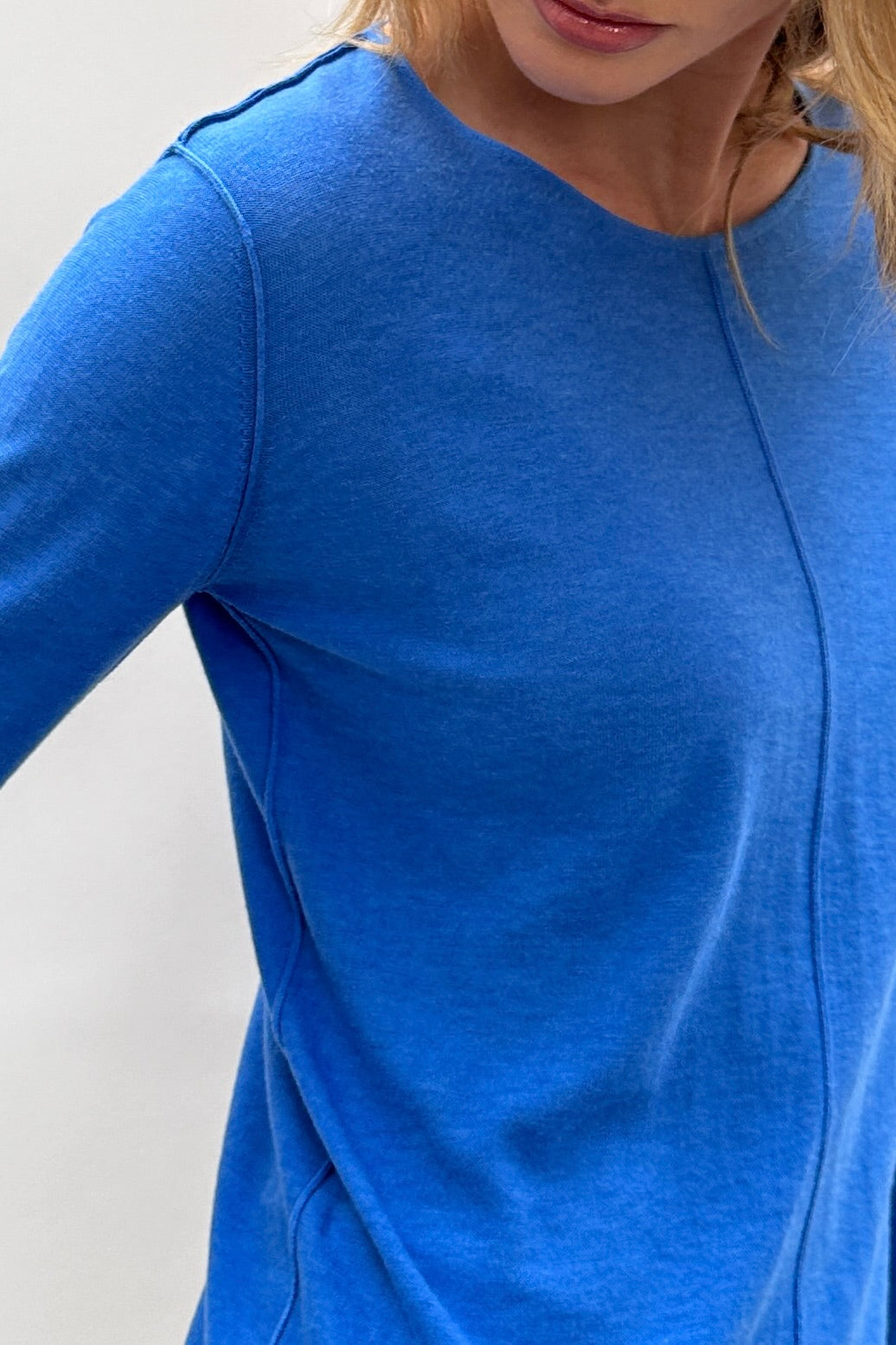 Connar blue round neck cashmere silk close up