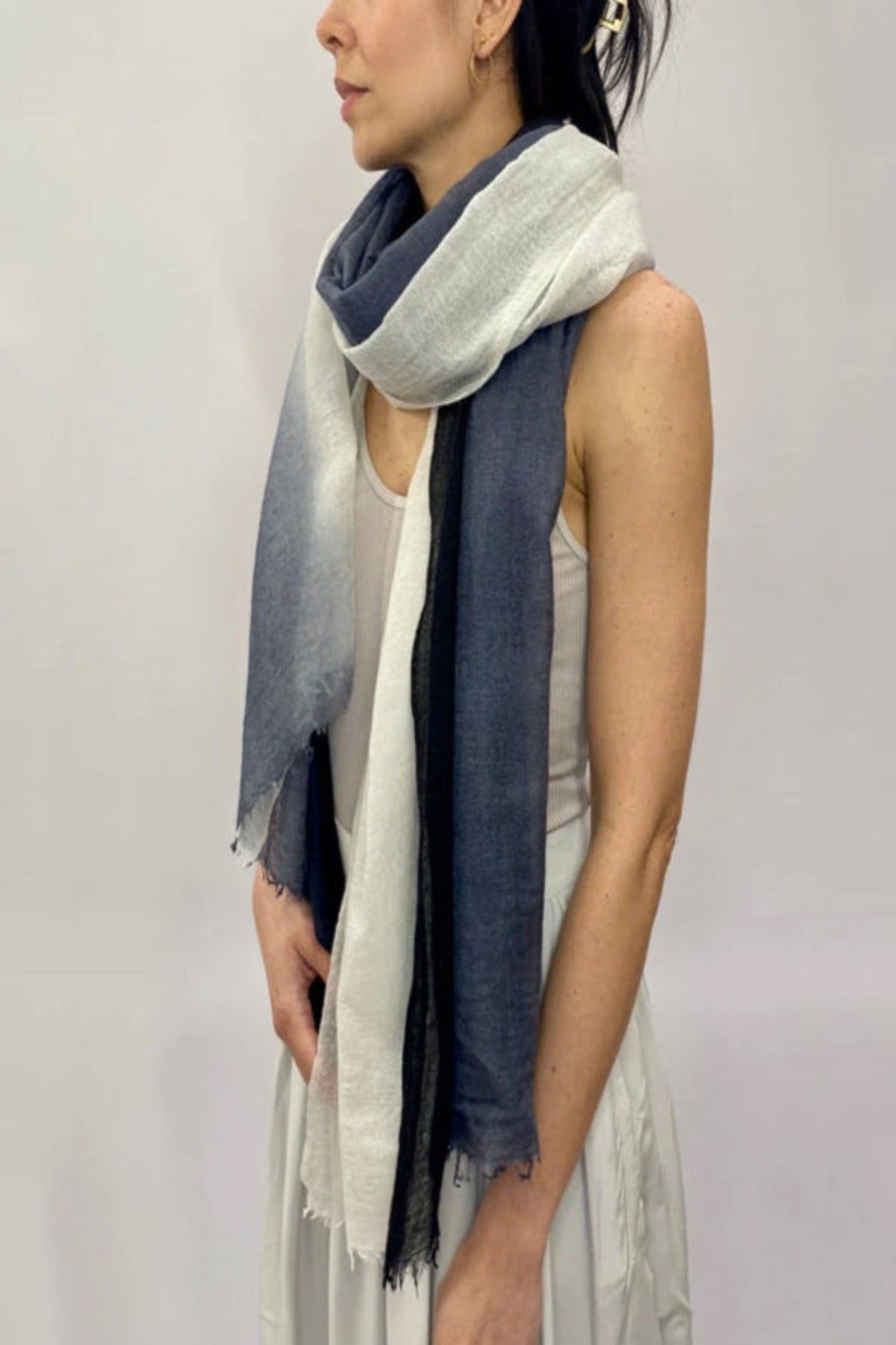 Ombre black/ecru scarf